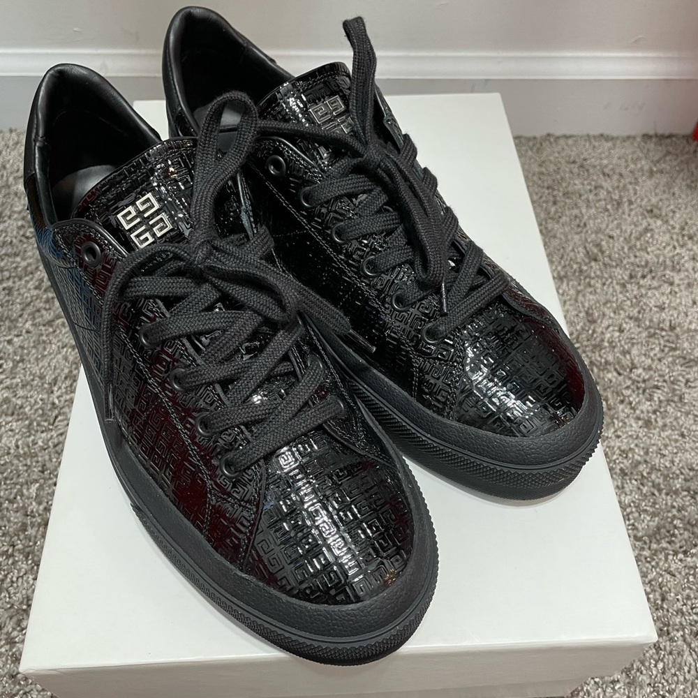 Casual sneakers
